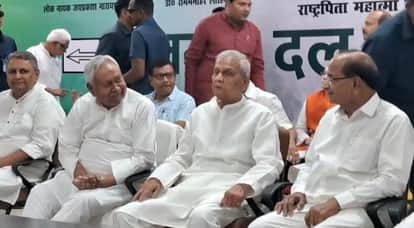 दोनों डिप्टी सीएम के साथ नीतीश कुमार।