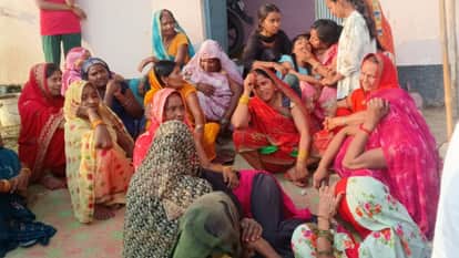 बलिया में नृशंस वारदात के बाद विलाप करतीं महिलाएं।