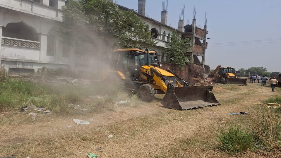 ब्रिटिश मौलाना के मदरसा ध्वस्तीकरण की कार्रवाई शुरू