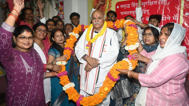 Kanpur: डॉ. प्रवीण तोगड़िया ने कहा- खोलेंगे एक लाख हनुमान चालीसा केंद्र, गरीब हिंदू परिवारों की होगी मदद