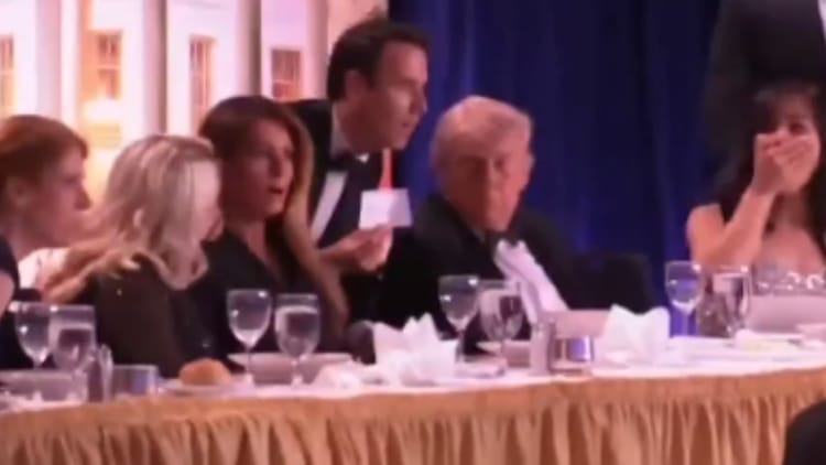 Donald Trump: ट्रंप की सुरक्षा में बड़ी चूक, रात्रिभोज में चलीं गोलियां; सुरक्षित निकाले गए अमेरिकी राष्ट्रपति