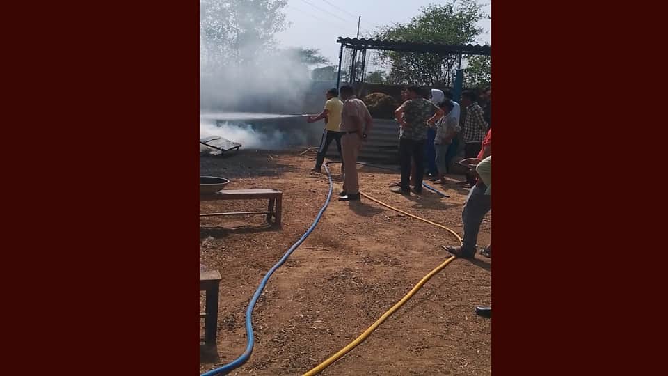 फार्म में लगी आग को बुझाते दमकल कर्मी