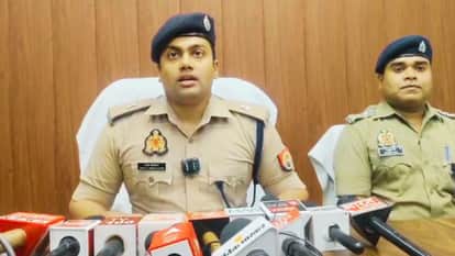 गिरफ्तार अभियुक्तों की जानकारी देती पुलिस।