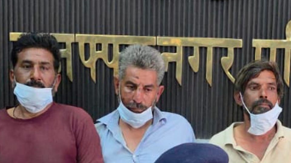 Muzaffarnagar: Four miscreants were having a liquor party, three together killed a gangster, arrested