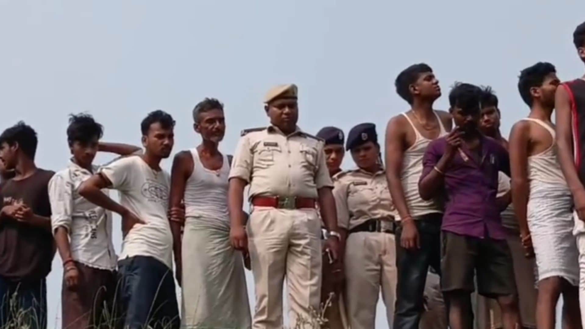 घटनास्थल पर लगी भीड़