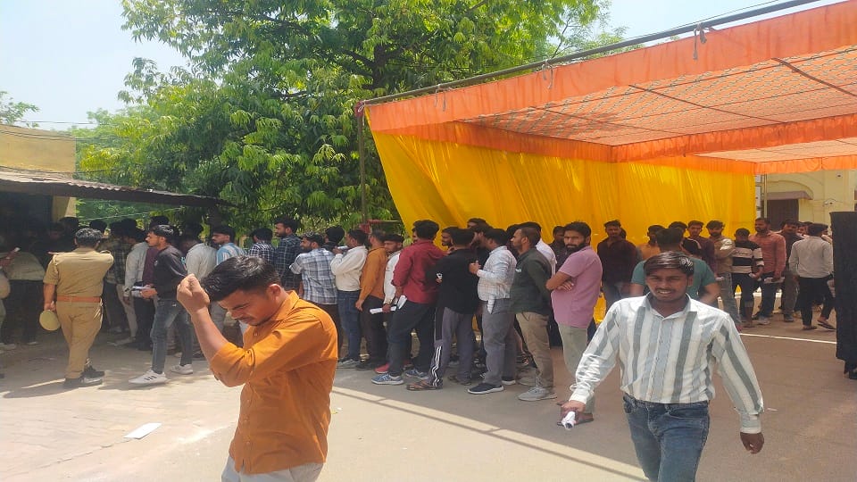 Candidates Arrive in Agra Instead of Mainpuri for Home Guard Recruitment Exam