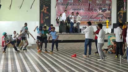 जिलास्तरीय स्केटिंग प्रतियोगिता में रेस लगाते खिलाड़ी।