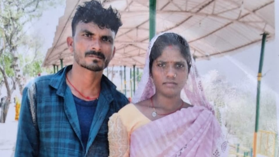 father suicide after slitting throat of his innocent three-year-old son In Jhansi