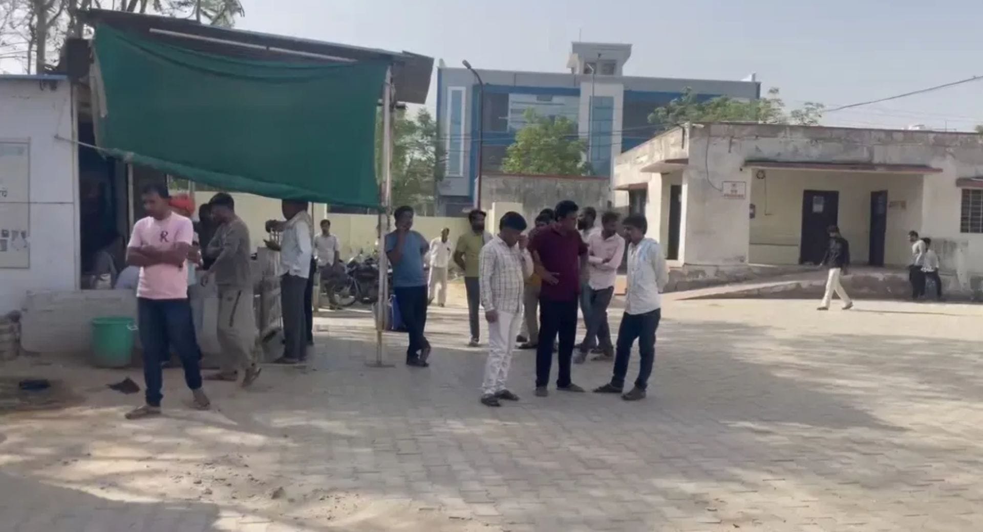 अस्पताल में मौजूद परिजन