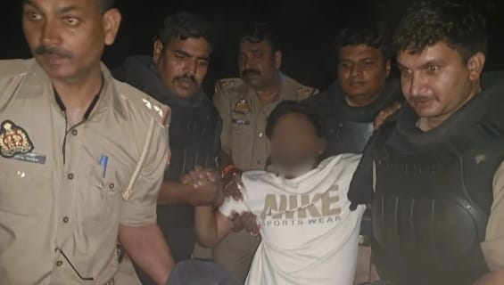 Fatehpur Robber carrying 25000 bounty arrested in an encounter sustains gunshot wound to the left leg