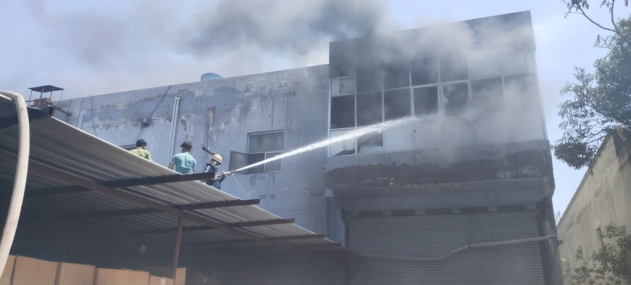 Haridwar News Massive Fire Breaks Out at HPM Infotech Company in Bahadrabad Chaos Ensues