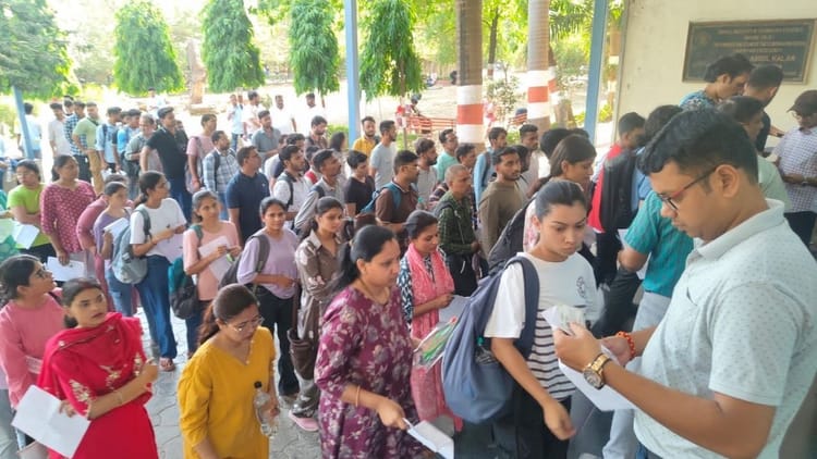 MPPSC: 43 डिग्री की गर्मी में 90 मिनट का इंतजार, जूते-मोजे उतरवाए और पर्स भी रखवाए