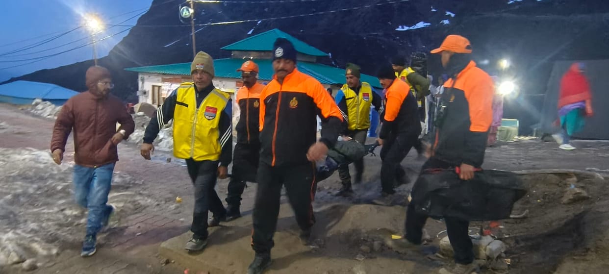 Kedarnath Dham Two Pilgrims Suddenly Fall Ill; SDRF Rushes Them to Hospital in the Nick of Time