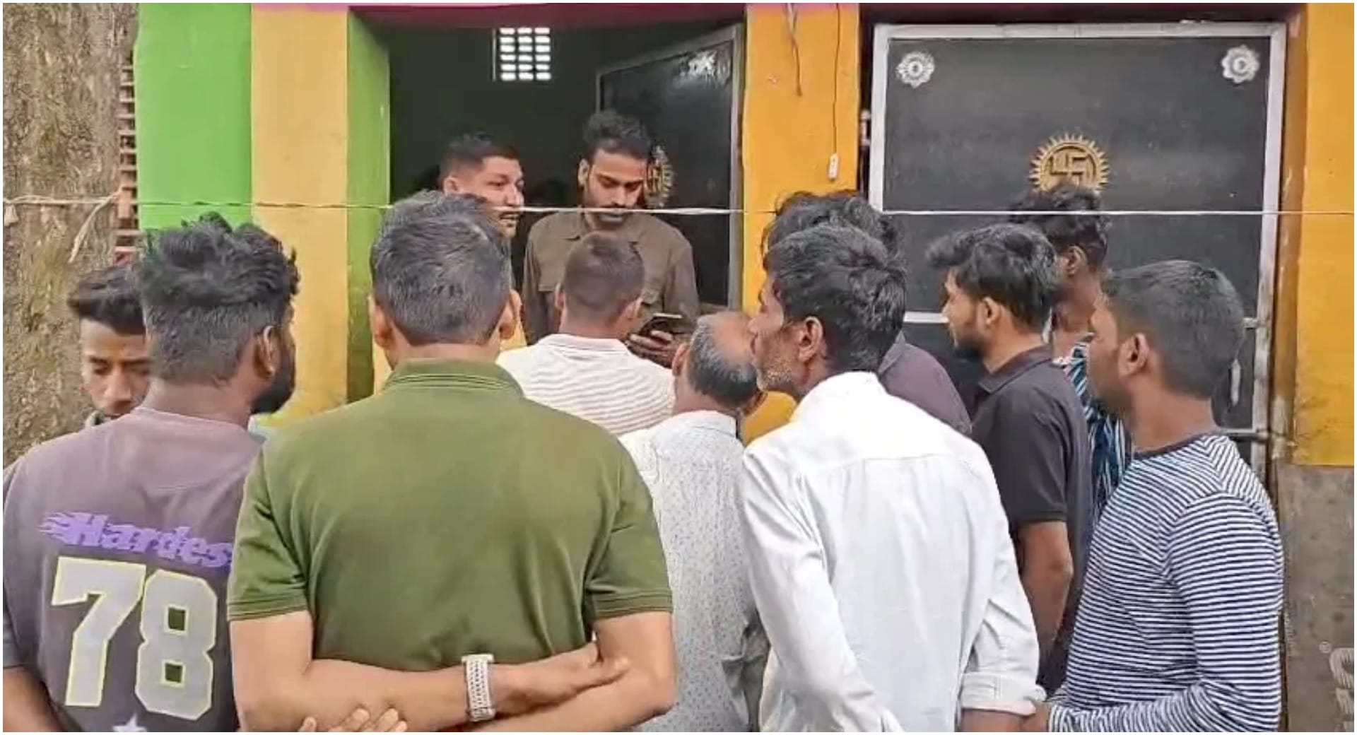मौके पर मौजूद लोग