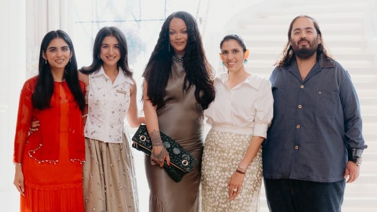 Rihanna: अंबानी के घर पहुंचीं रिहाना ने की आरती, फूलों की बारिश के बीच जीता भारतीयों का दिल, देखें तस्वीरें