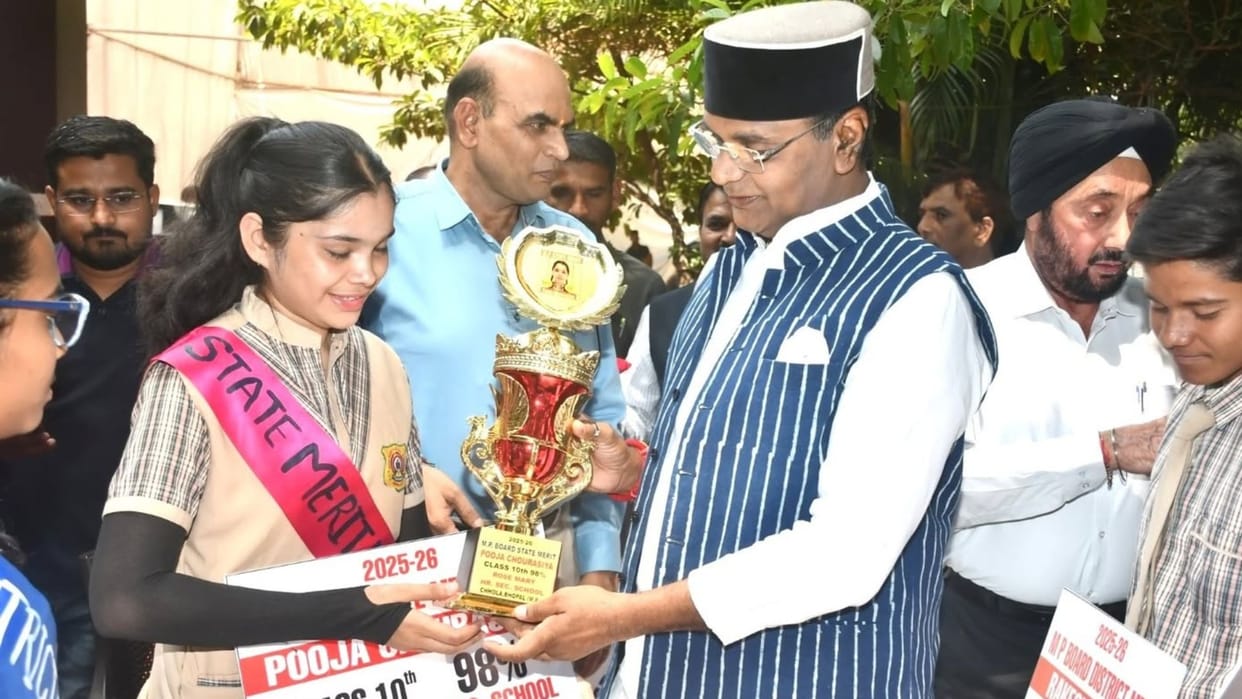 MP News: Minister Vishwas Sarang met meritorious students in Bhopal and said – hard work creates true identity