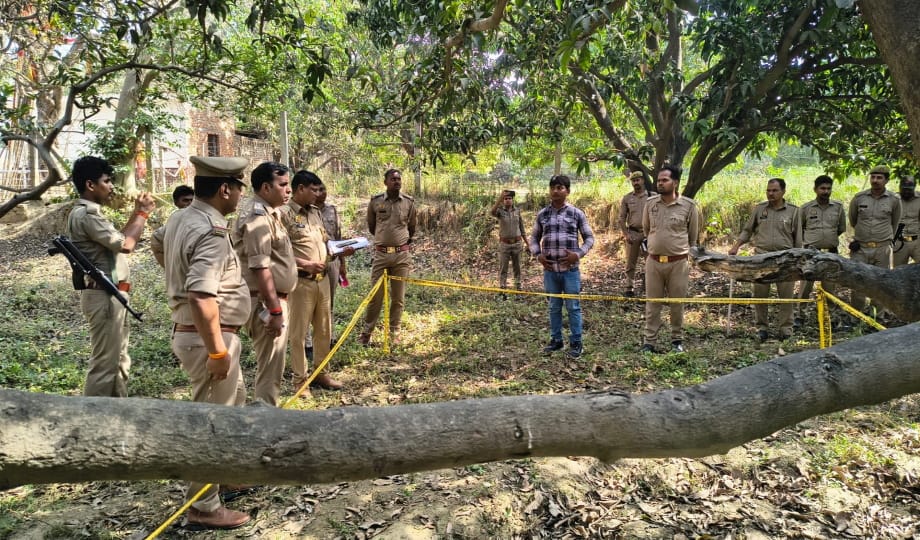 प्रतापगढ़ के मानिकपुर में युवती का शव मिलने बाद छानबीन करती पुलिस।