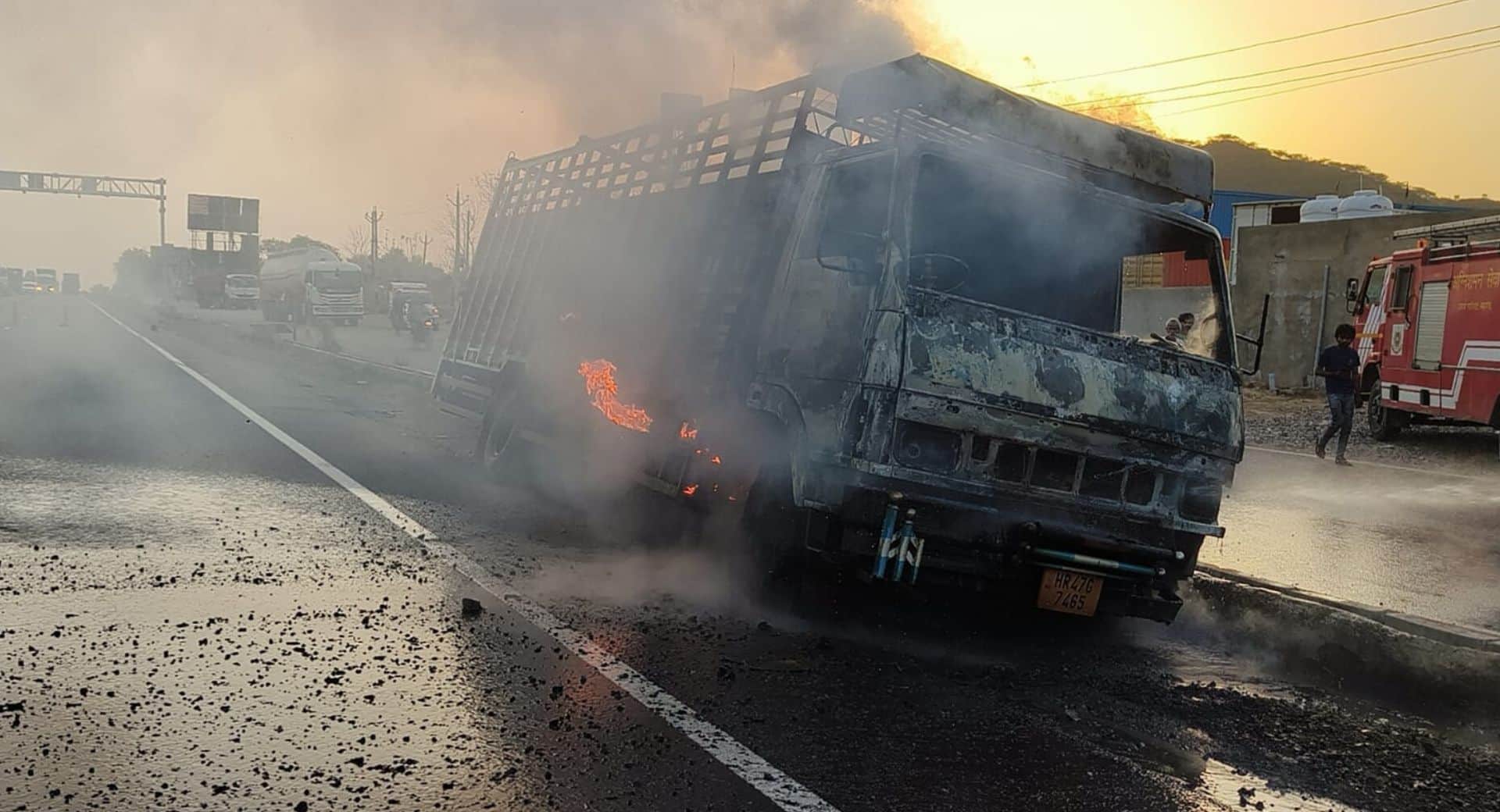 दिल्ली जयपुर हाइवे पर केंटर गाड़ी में आग