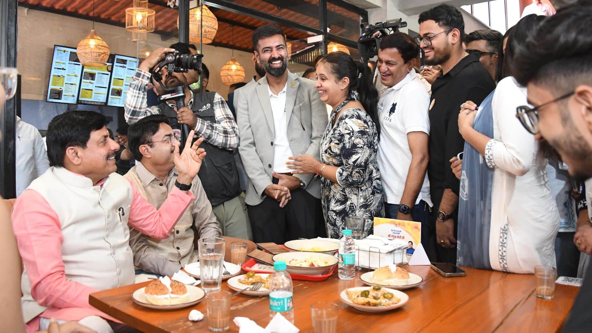 सीएम मोहन यादव आम जनता से बात करते हुए