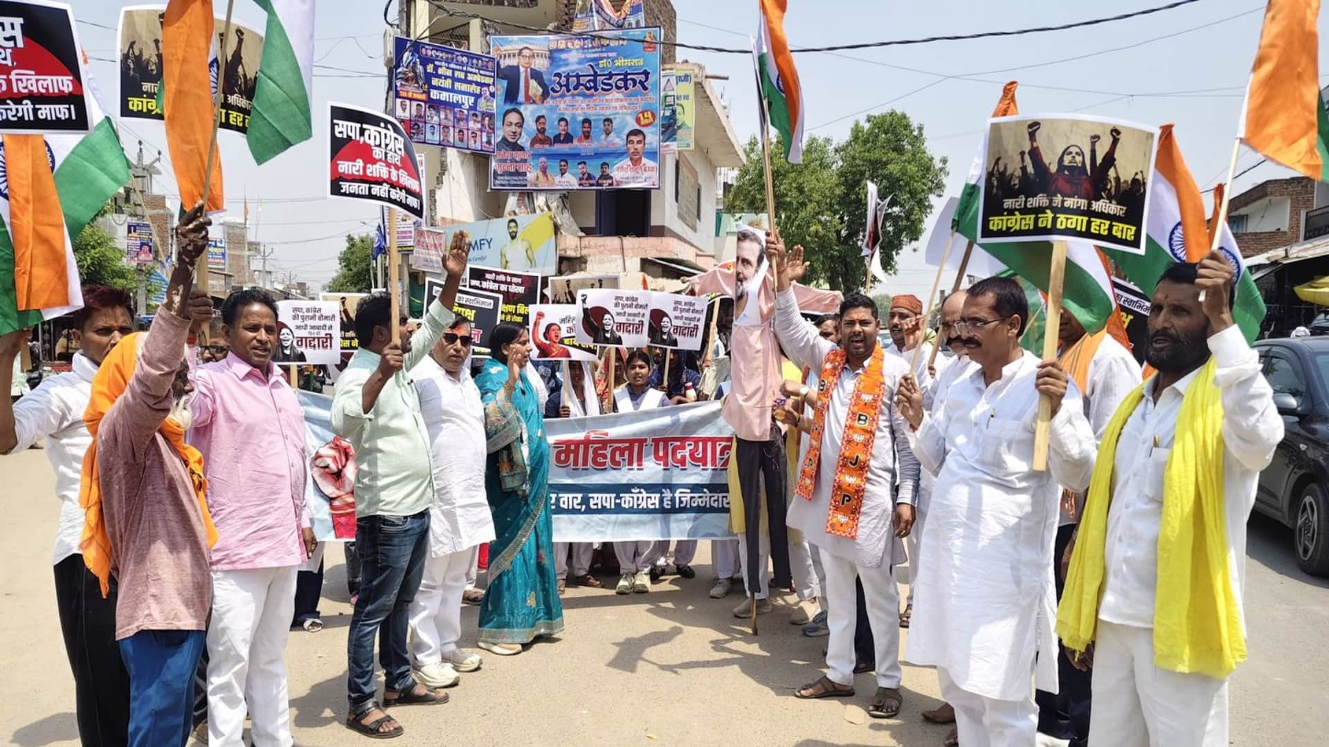 देवीगंज चौराहे पर पुतला दहन करते भाजपाई।