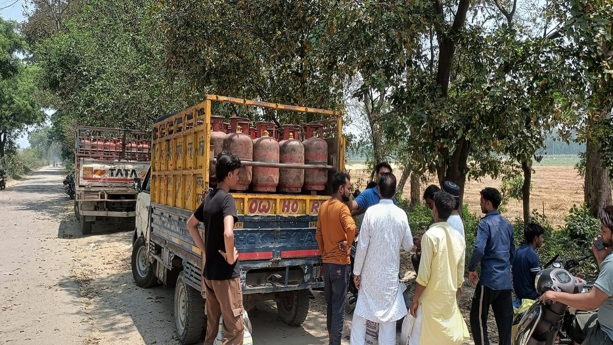 Women Outraged Over Non-Availability of LPG Cylinders create ruckus in pilibhit