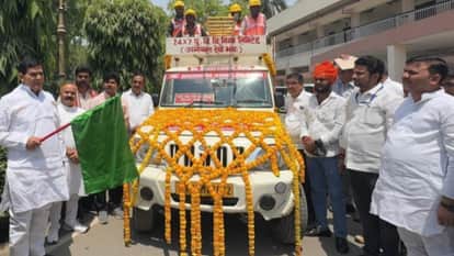 विशेष वैन को हरी झंडी दिखा रवाना करते नगर विकास एवं ऊर्जा मंत्री एके शर्मा।