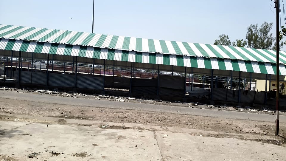 Tin shed installed in Hathras Mandi
