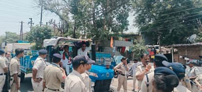 Bhopal News: Congress MLA Arrives at Assembly on a Tractor; Stopped by Police; Enters House Carrying Wheat Aft