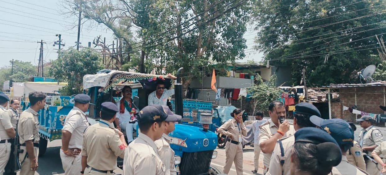 Bhopal News: Congress MLA Arrives at Assembly on a Tractor; Stopped by Police; Enters House Carrying Wheat Aft