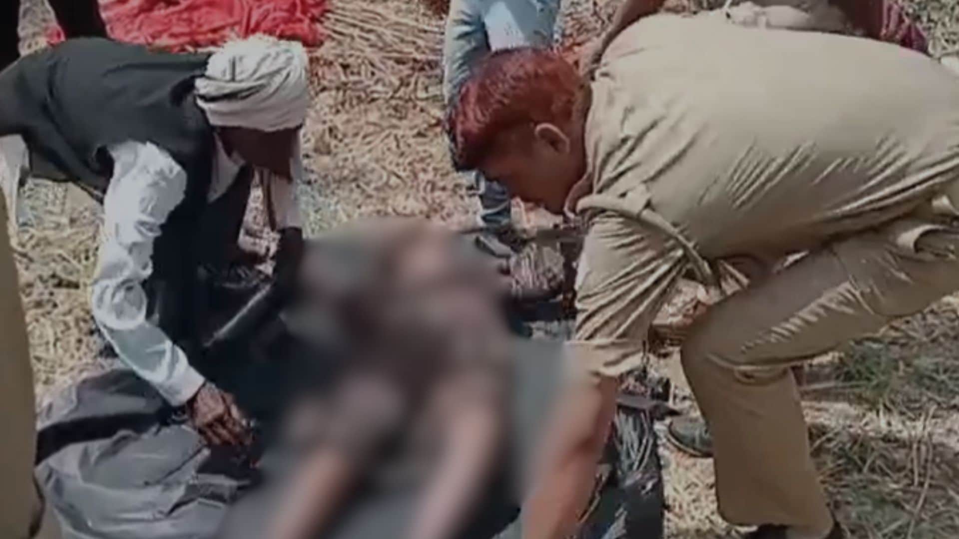 बालिका की लाश को कब्जे में लेती पुलिस।