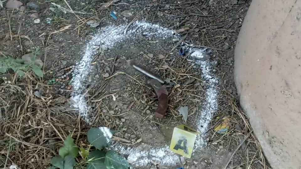 मौके पर पड़ा हथियार