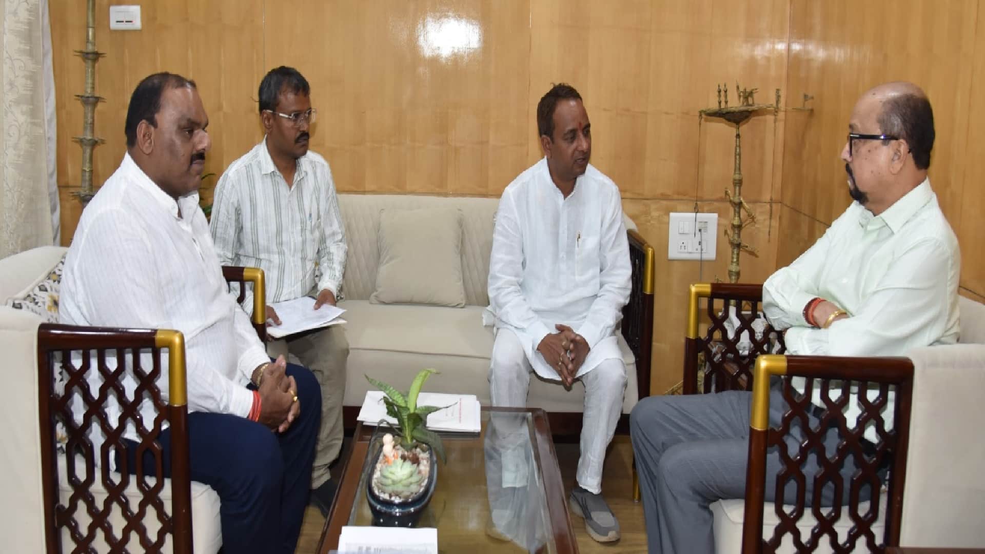 चर्चा करते राज्यपाल रमने डेका
