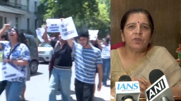 हंसराज कॉलेज विवाद: 30 छात्रों के निलंबन पर प्रदर्शन, प्रशासन ने सोशल मीडिया पर छवि खराब करने का लगाया आरोप