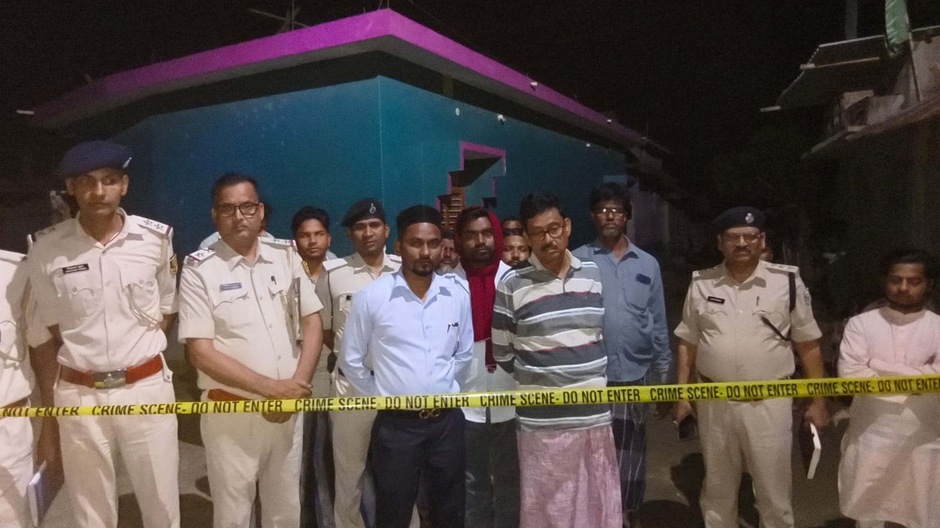 घटनास्थल पर जांच करती पुलिस