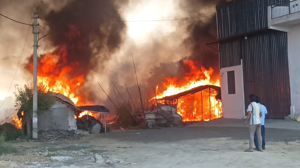 Massive Fire Breaks Out in Slums in Pilkhuwa, Hapur