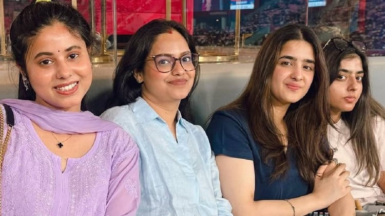 UP: इकाना में मंगतेर की बैटिंग देख झूम उठीं सांसद प्रिया सरोज, चार छक्के लगते ही बोलीं- वंस मोर