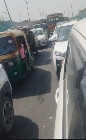 Massive traffic jam near Jhakarkati Bus Stand in Kanpur, commuters stuck for hours