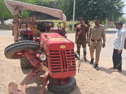 Jalaun Tractor-trolley packed with devotees overturns 15 women injured