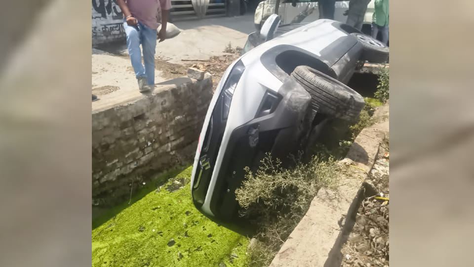 Kanpur: Speeding Car Plunges into Drain; Occupants Have Narrow Escape