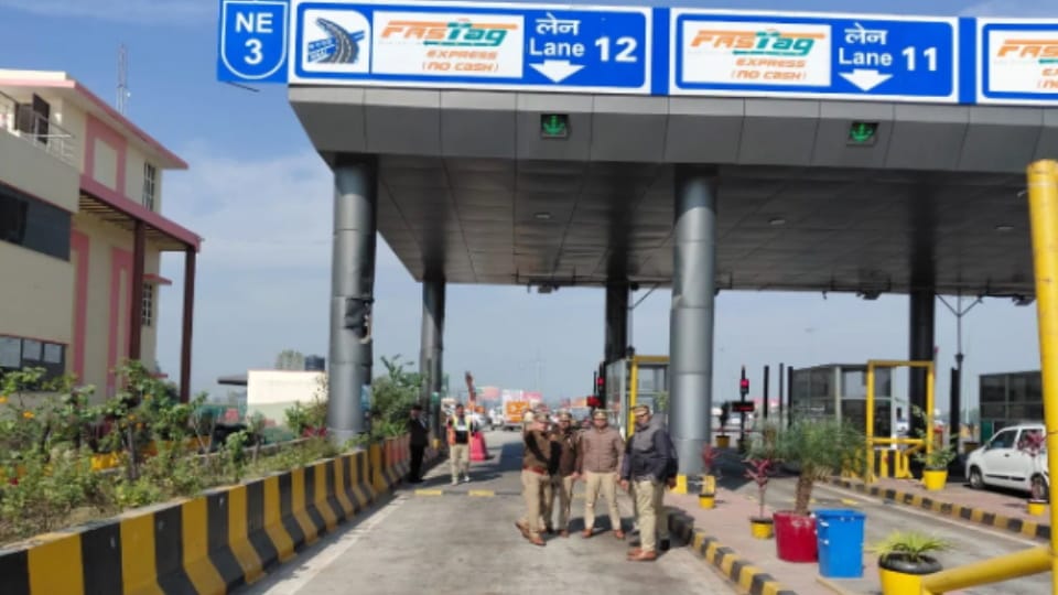 Meerut: Cop Slaps Bullet Rider on Expressway, Video Goes Viral; Sub-Inspector and Constable Line Hazir