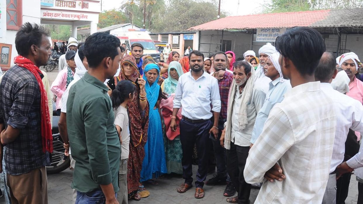 Jhansi: Security guards beat up father and son during emergency