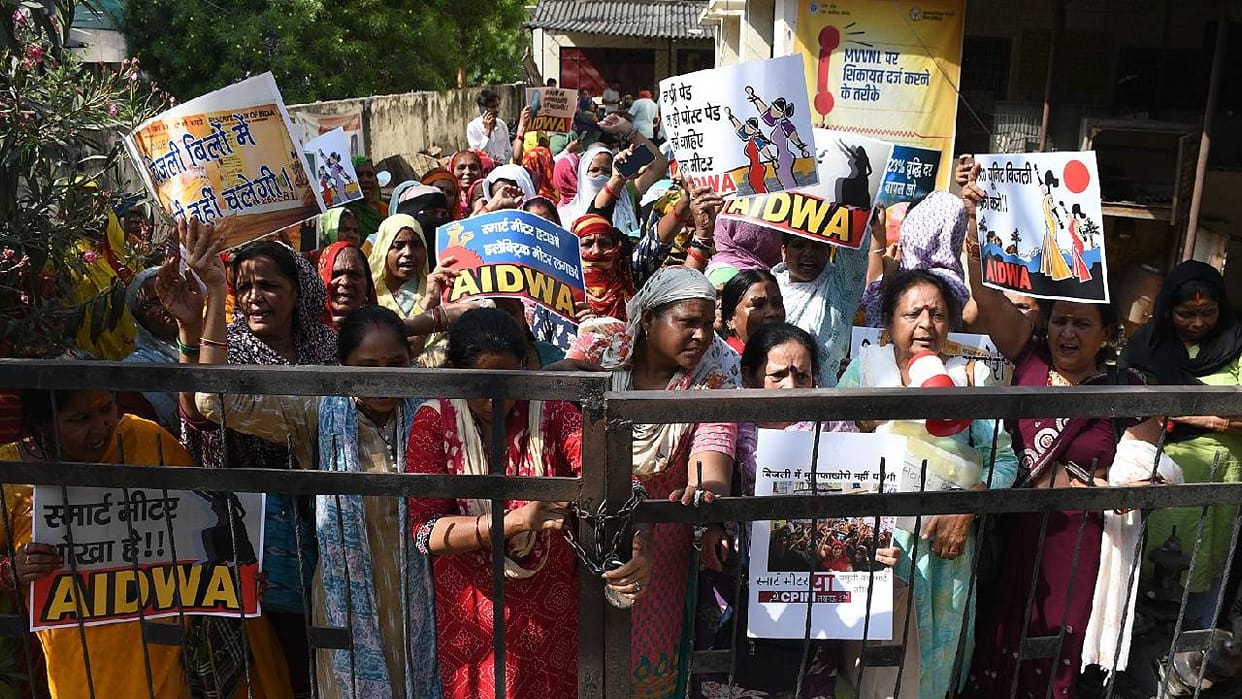 UP: Scuffle with Women Seeking Removal of Smart Meters in Lucknow; Power House Besieged and Locked—Officials a