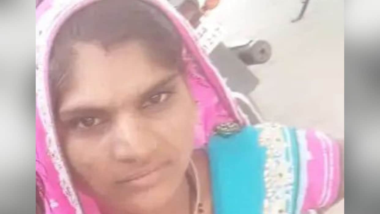 Accident News: Dupatta Gets Tangled in Moving Bike Chain in Neemuch; Woman Dies After Falling onto Road