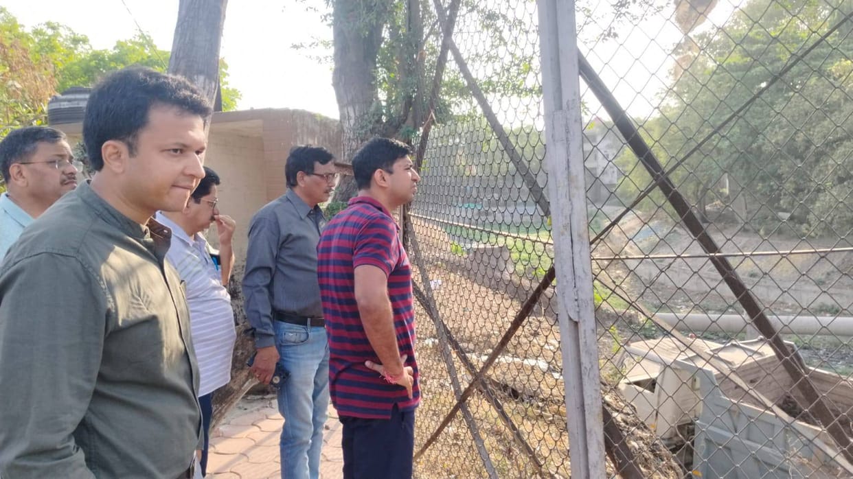 Indore News Municipal Commissioner inspects master plan roads for monsoon