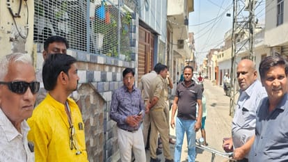 Etah 10 Lakh Robbery Case Bike Riders Loot Employee