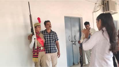 Jhansi: As soon as the daughters reached the stage, the family members saluted them