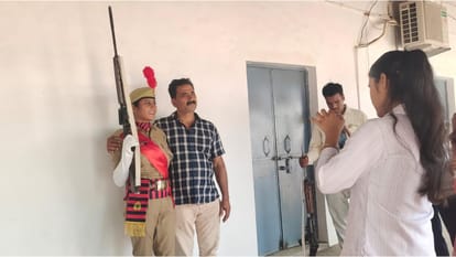 Jhansi: As soon as the daughters reached the stage, the family members saluted them