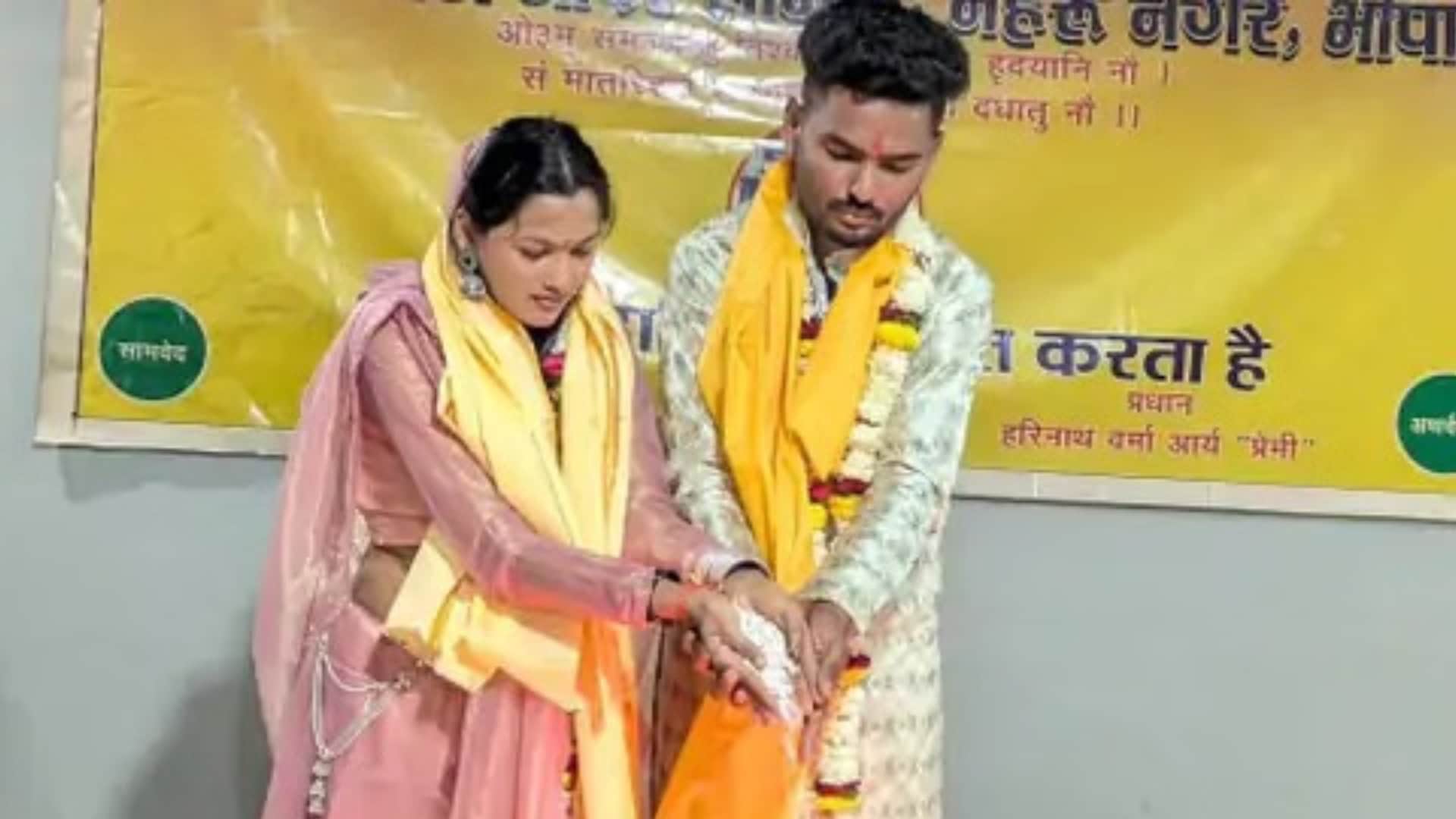 पत्नी के साथ विकास