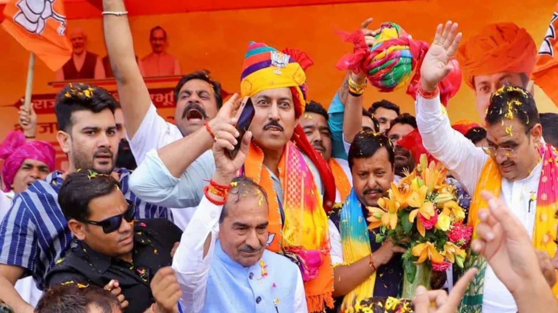 कर्नल राज्यवर्धन सिंह राठौड़ के आग्रह पर मंच पर पहुंचे नितिन नवीन
