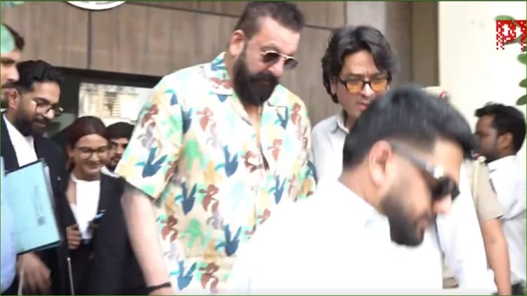 'सरके चुनर' गीत विवाद से जुड़े मामले में राष्ट्रीय महिला आयोग पहुंचे संजय दत्त; सुनवाई में हुए शामिल